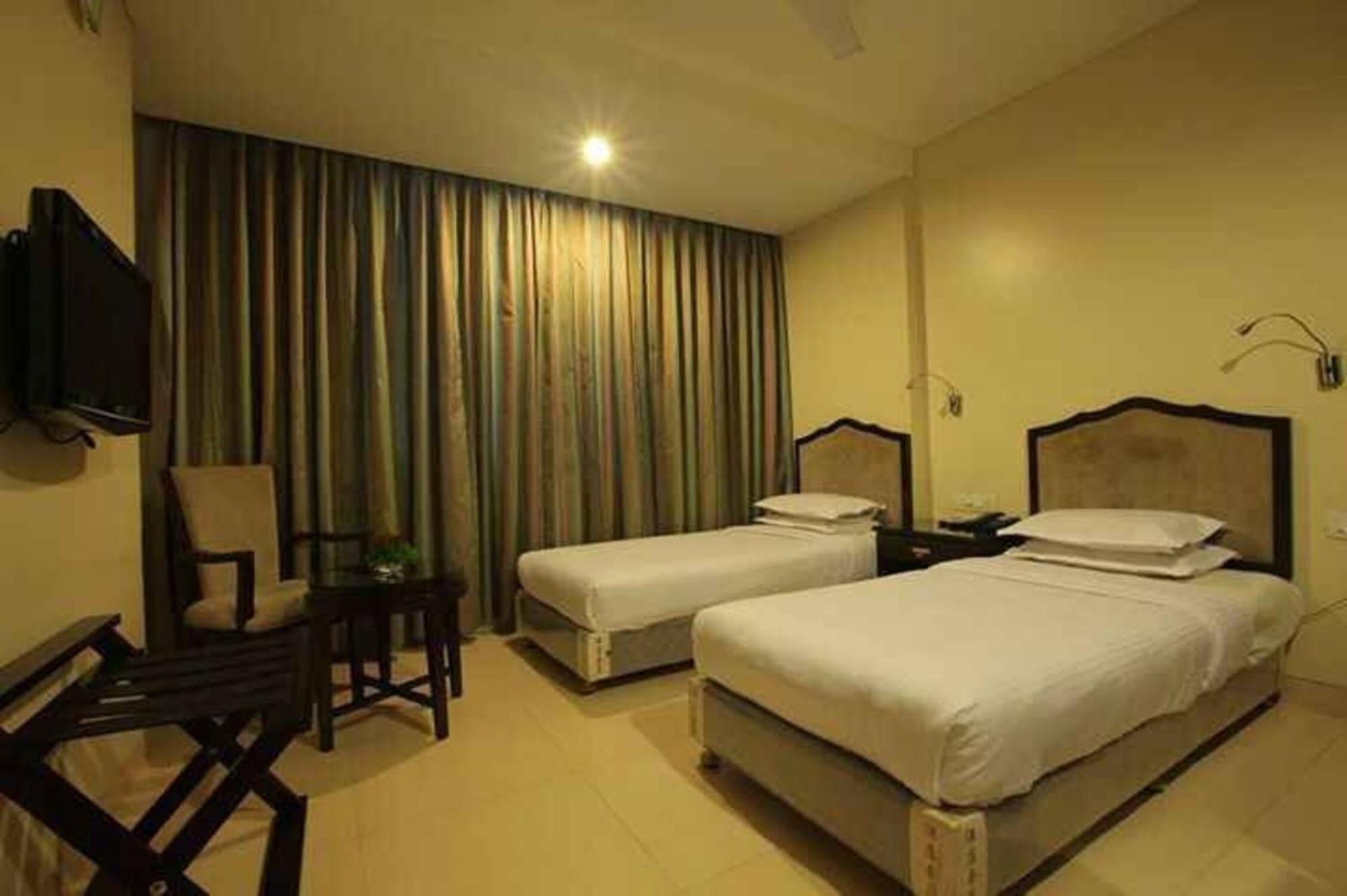 Hotel Ashoka, Pune Yerandwane Exteriör bild